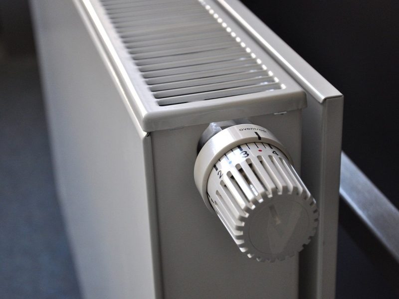 radiatore-riscaldamento-con-termostato